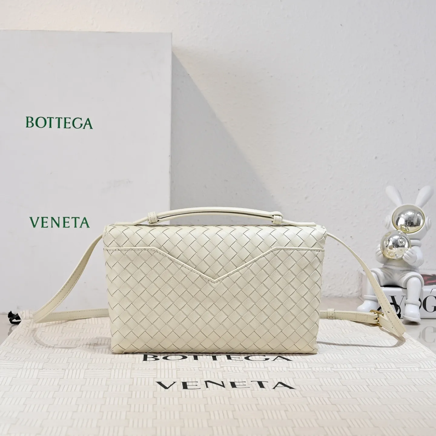 Batch 1660 #Bv new Knot Lock crossbody bag 🎈2025 early spring kont lock new series is hot on the market 🔥The brand's classic weaving process, with kont's metal rotating buttons, are exquisite and eye-catching, which is a luxurious embellishment of details. The upper body is elegant and elegant, with internal double compartments + card slots + back compartment. Super versatile, multiple carrying methods, detachable shoulder strap, portable/shoulder/cross-body, retro and fashionable, easy to carry with exquisite old-line style🫴 Model: 7191 Size: 25x16x5.5